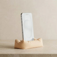 3CHIC The Lounge phone stand in Skin plant-based PLA, side view