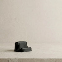 3CHIC The Sofa phone stand in Black plant-based PLA, Phone size, holding a smartphone