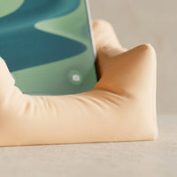 3CHIC The Couch phone stand in Skin plant-based PLA, Phone fit, holding a smartphone