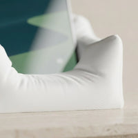 3CHIC The Couch phone stand in White plant-based PLA, Phone fit, close-up