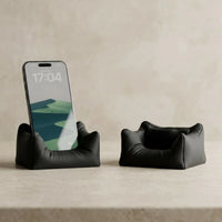 3CHIC The Couch phone stand in Black plant-based PLA, Phone fit, close-up
