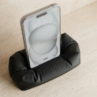 3CHIC The Lounge phone stand in Black plant-based PLA on a wooden desk