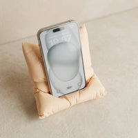 3CHIC The Pillow phone stand in Skin plant-based PLA on a desk