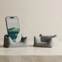 3CHIC The Couch phone stand in Grey plant-based PLA, Phone fit, holding a smartphone