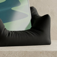 3CHIC The Couch phone stand in Black plant-based PLA, Phone fit, holding a smartphone