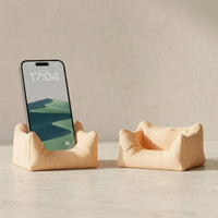 3CHIC The Couch phone stand in Skin plant-based PLA, Phone fit, close-up