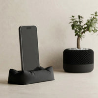 3CHIC The Lounge phone stand in Black plant-based PLA holding a smartphone