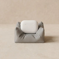 3CHIC The Couch earbuds stand in Grey plant-based PLA, Earbuds fit, close-up