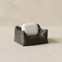 3CHIC The Couch earbuds stand in Black plant-based PLA, Earbuds fit, close-up