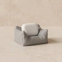 3CHIC The Couch earbuds stand in Grey plant-based PLA, Earbuds fit, close-up