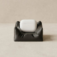 3CHIC The Couch earbuds stand in Black plant-based PLA, Earbuds fit, close-up