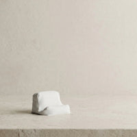 3CHIC The Sofa phone stand in White plant-based PLA, Phone size, close-up