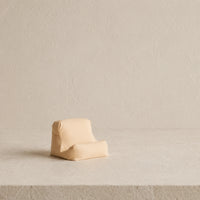 3CHIC The Sofa phone stand in Skin plant-based PLA, Phone size, holding a smartphone
